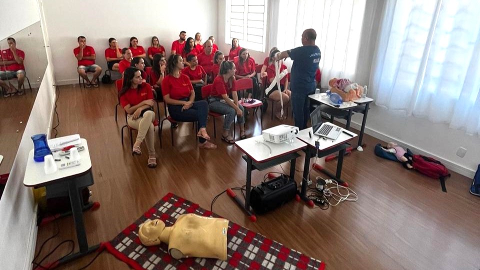 Colaboradores do Centro Educacional Davi passam por capacitação de primeiros socorros