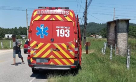 Bombeiros de Morro da Fumaça atendem motociclista ferido em acidente de trânsito