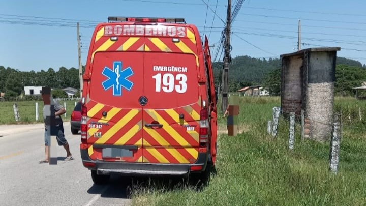 Bombeiros de Morro da Fumaça atendem motociclista ferido em acidente de trânsito