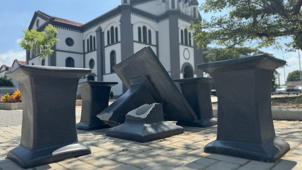 Após revitalização, mesa é quebrada na Praça da Matriz São Roque
