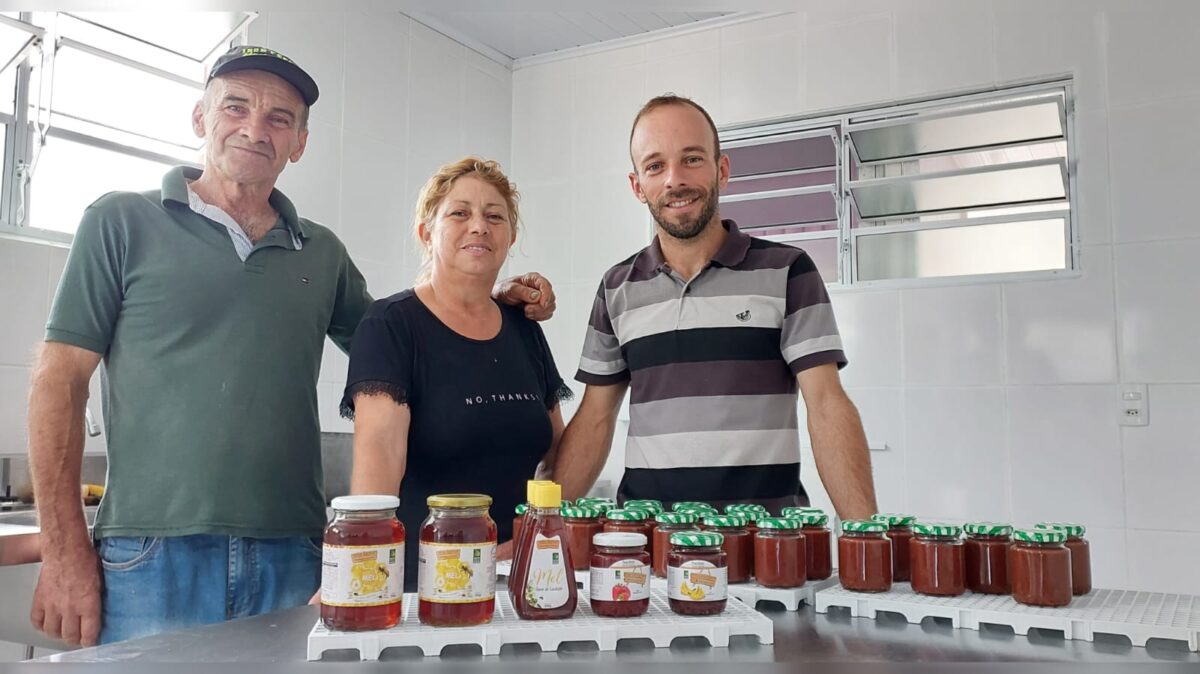 Sítio Sartor se destaca pela produção de mel em Morro da Fumaça