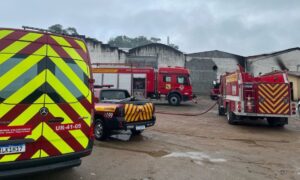 Bombeiros controlam fogo em galpão na Rodovia Gregório Espíndola