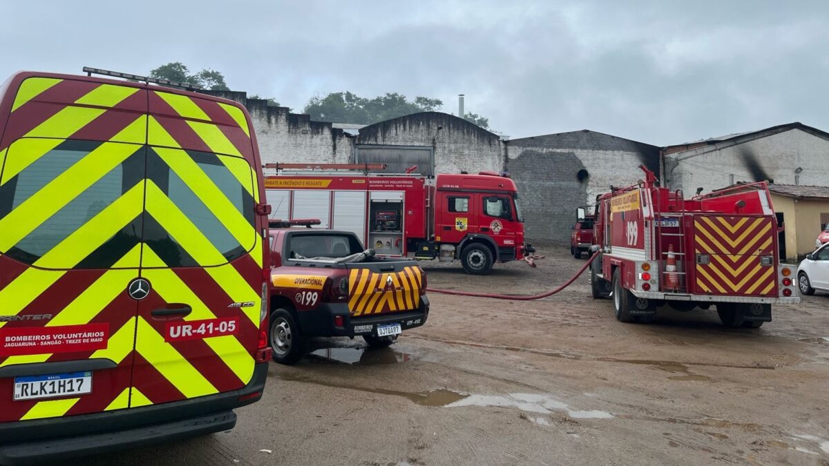 Bombeiros controlam fogo em galpão na Rodovia Gregório Espíndola