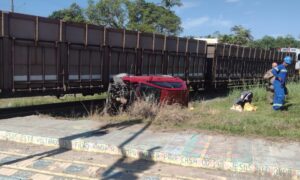 Acidente entre carro e trem interrompe trânsito na Rodovia Olívio Cechinel