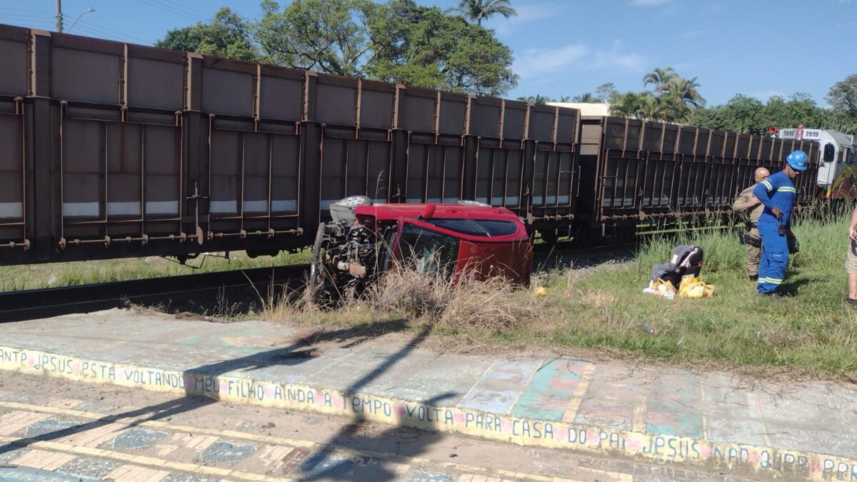 Acidente entre carro e trem interrompe trânsito na Rodovia Olívio Cechinel