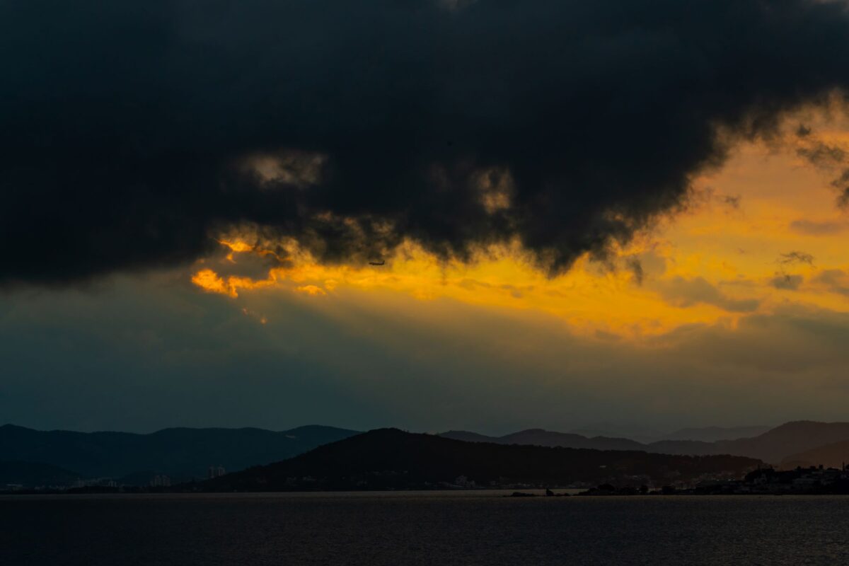 Calor persiste nos próximos dias e fim de semana pode ter temporais com chuva intensa