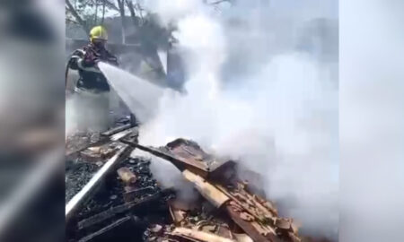 Casa é destruída por incêndio em Mina Fluorita