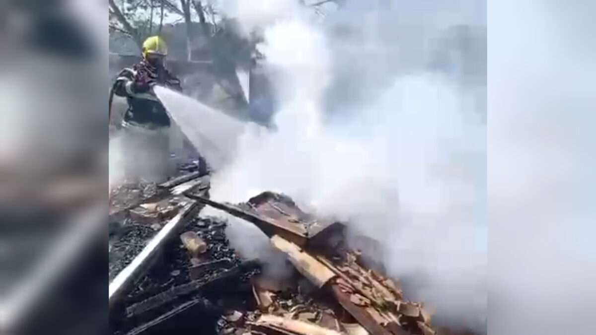 Casa é destruída por incêndio em Mina Fluorita