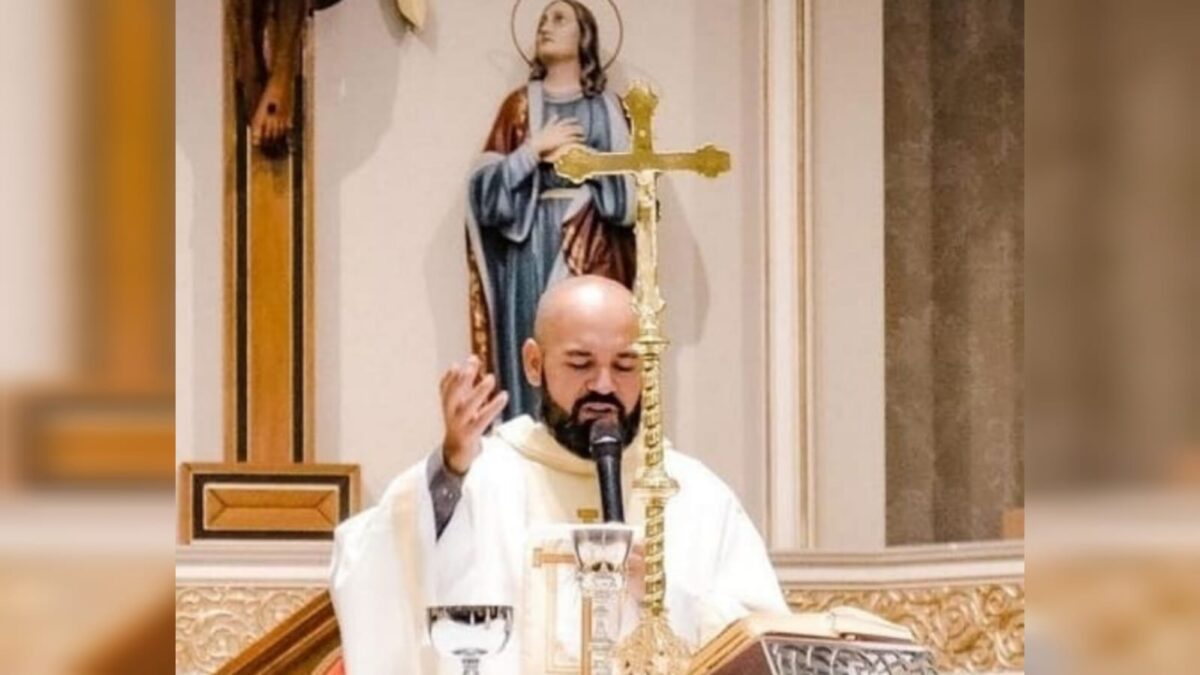 Grupo de oração Sagrada Face realiza missa carismática com Padre Eloir Borges