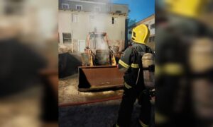 Bombeiros de Morro da Fumaça combatem incêndio em retroescavadeira