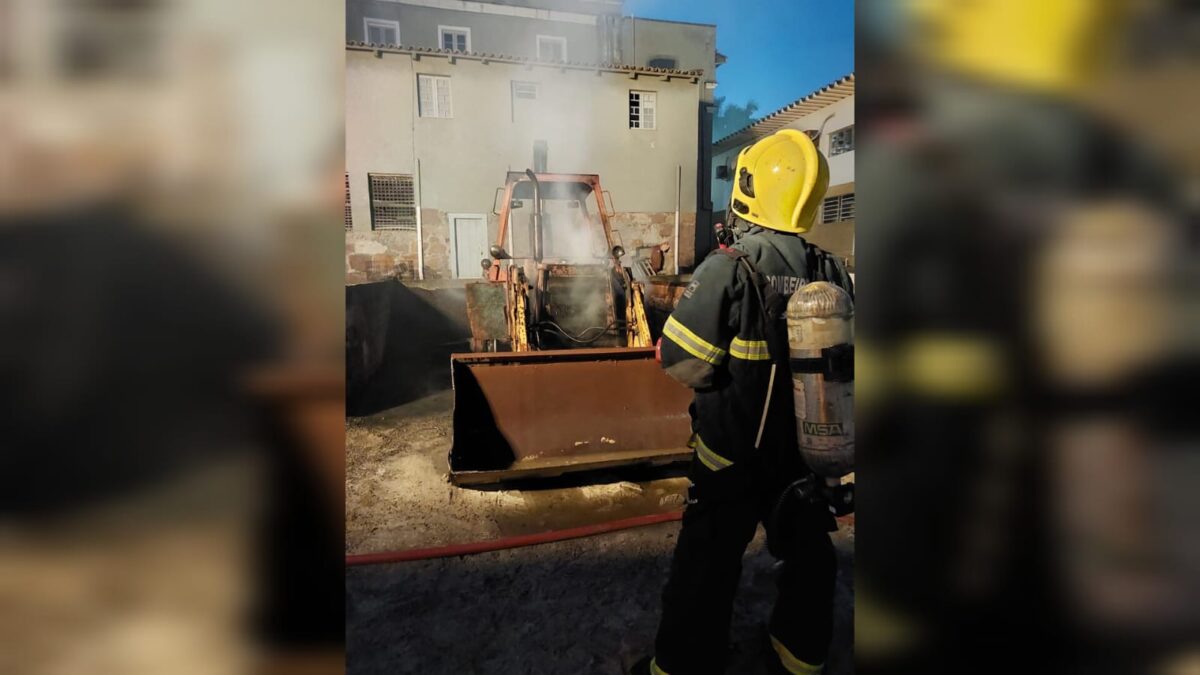 Bombeiros de Morro da Fumaça combatem incêndio em retroescavadeira