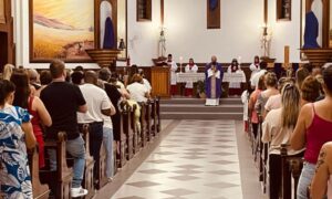 Com igreja lotada, fiéis participam da primeira missa carismática na Matriz São Roque