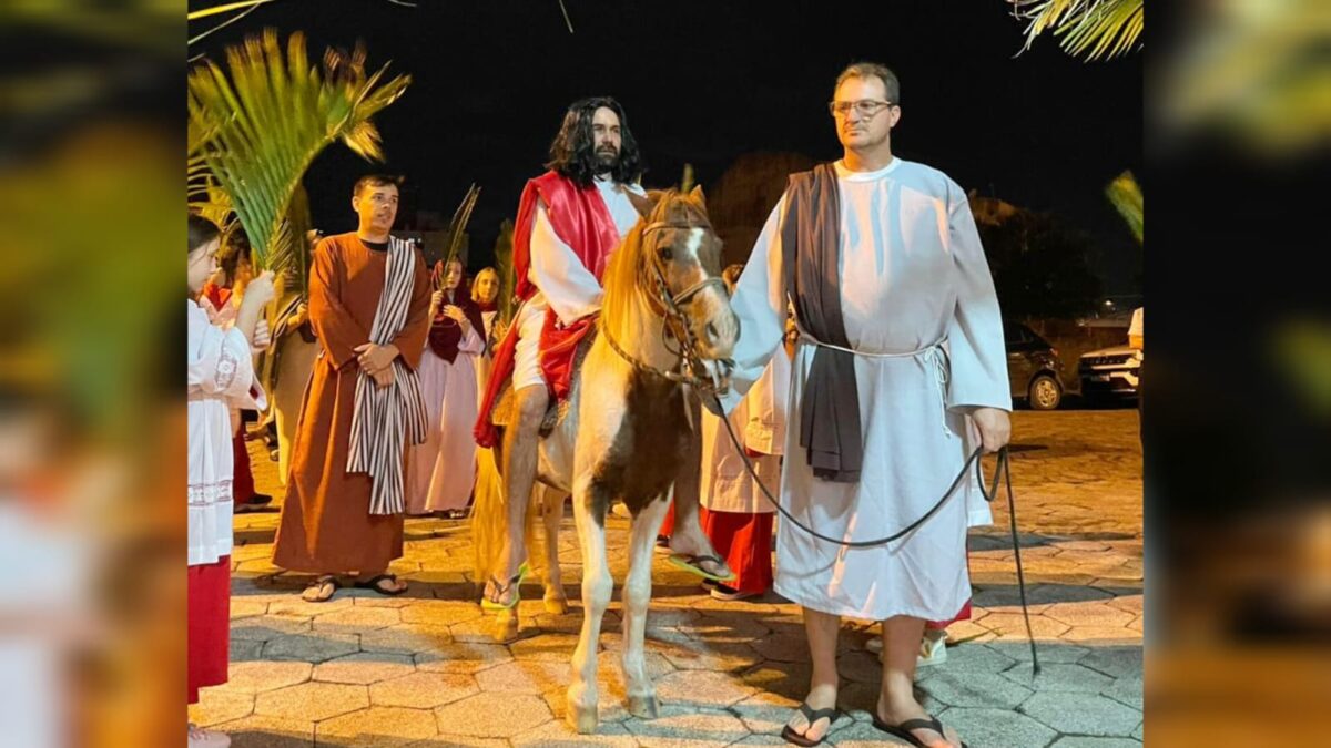 Procissão marca início da Semana Santa no Bairro Jussara