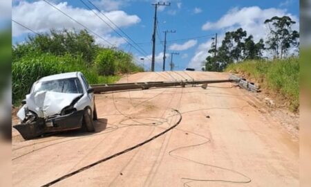 Colisão contra poste causa falta parcial de energia em Morro da Fumaça