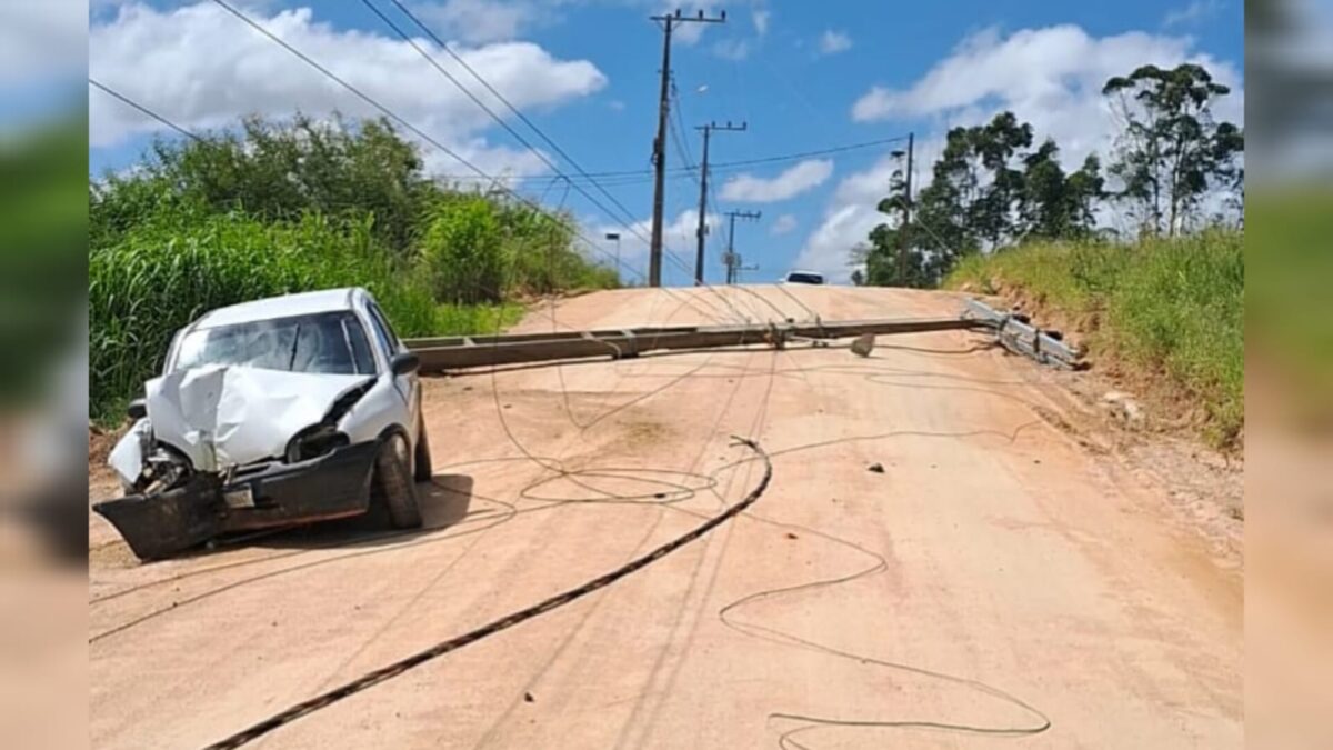 Colisão contra poste causa falta parcial de energia em Morro da Fumaça