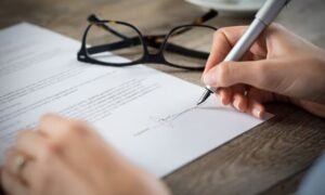 Esposa pode pedir para retirar sobrenome do marido mesmo durante o casamento