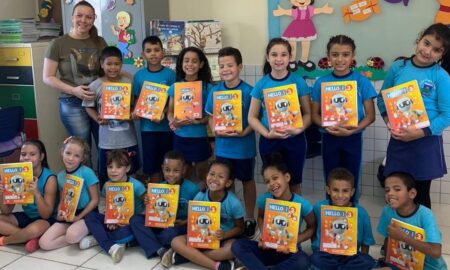 Educação fumacense realiza entrega de livros de Inglês aos alunos da Rede Municipal de Ensino