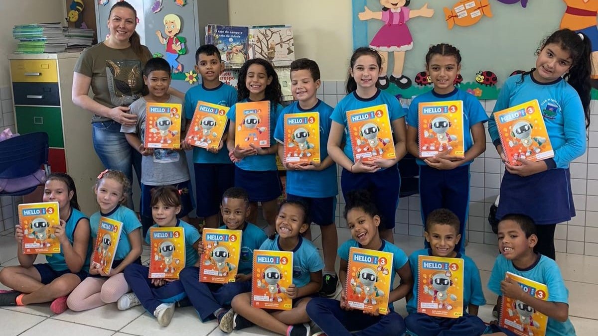 Educação fumacense realiza entrega de livros de Inglês aos alunos da Rede Municipal de Ensino