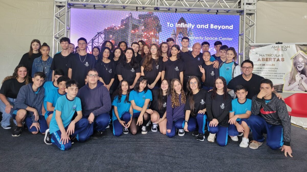 Alunos de Morro da Fumaça participam de palestra do ex-engenheiro da Nasa, Gabe Gabrielle