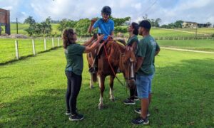 Método terapêutico e educacional, equoterapia beneficia dezenas de autistas em Morro da Fumaça