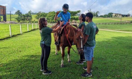 Método terapêutico e educacional, equoterapia beneficia dezenas de autistas em Morro da Fumaça