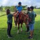 Método terapêutico e educacional, equoterapia beneficia dezenas de autistas em Morro da Fumaça