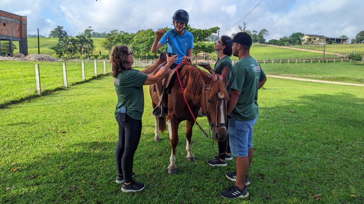 Método terapêutico e educacional, equoterapia beneficia dezenas de autistas em Morro da Fumaça