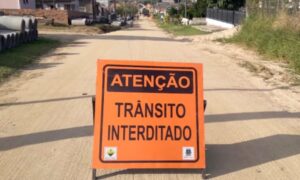 Rua João Coral está interditada para receber melhorias na infraestrutura