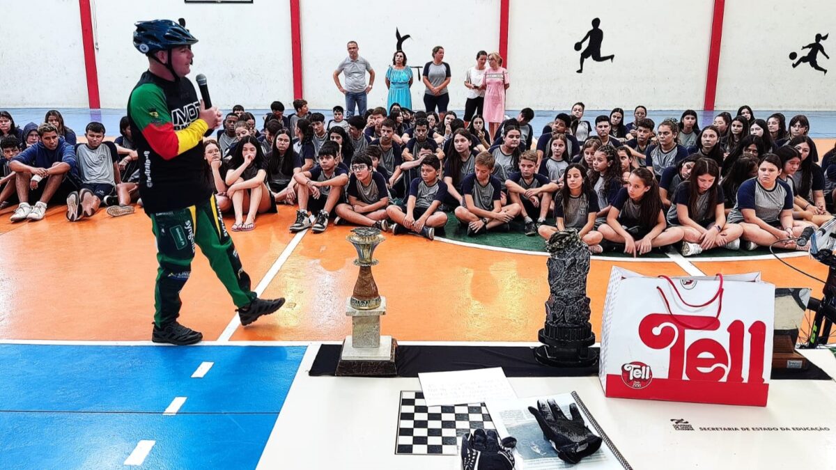 Alunos da Escola Vitório Búrigo conhecem a história de superação e sucesso de Marco Aurélio “Tocha”