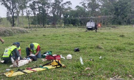 Motociclista fica gravemente ferido após queda na Rodovia Genésio Mazon