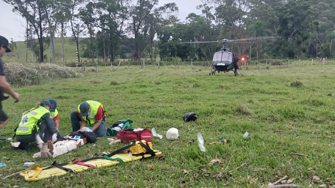 Motociclista fica gravemente ferido após queda na Rodovia Genésio Mazon