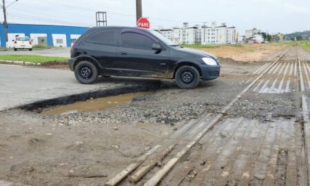 Cratera abre na Rodovia Genésio Mazon