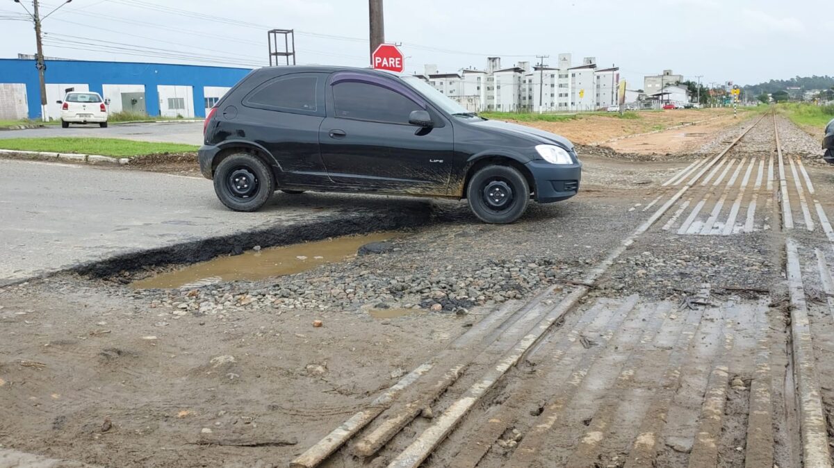 Cratera abre na Rodovia Genésio Mazon