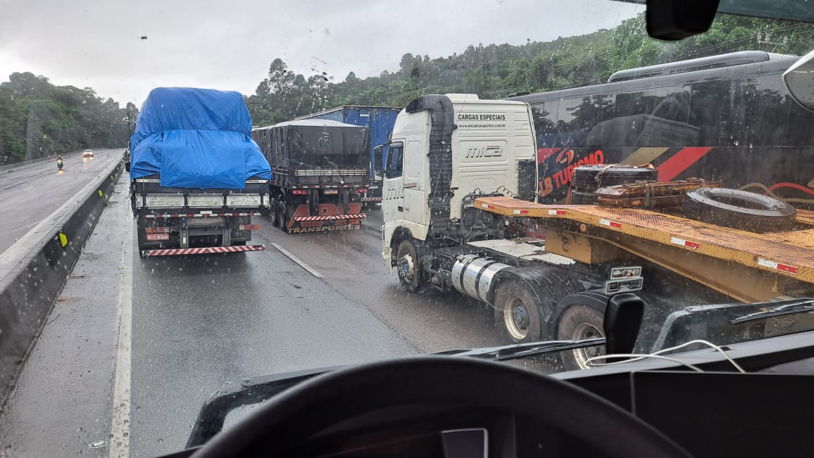 Motorista de Morro da Fumaça aguarda liberação da BR-101 para seguir viagem e voltar para casa