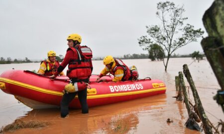 Bombeiros catarinenses resgatam mais de 360 pessoas e 30 animais no Rio Grande do Sul