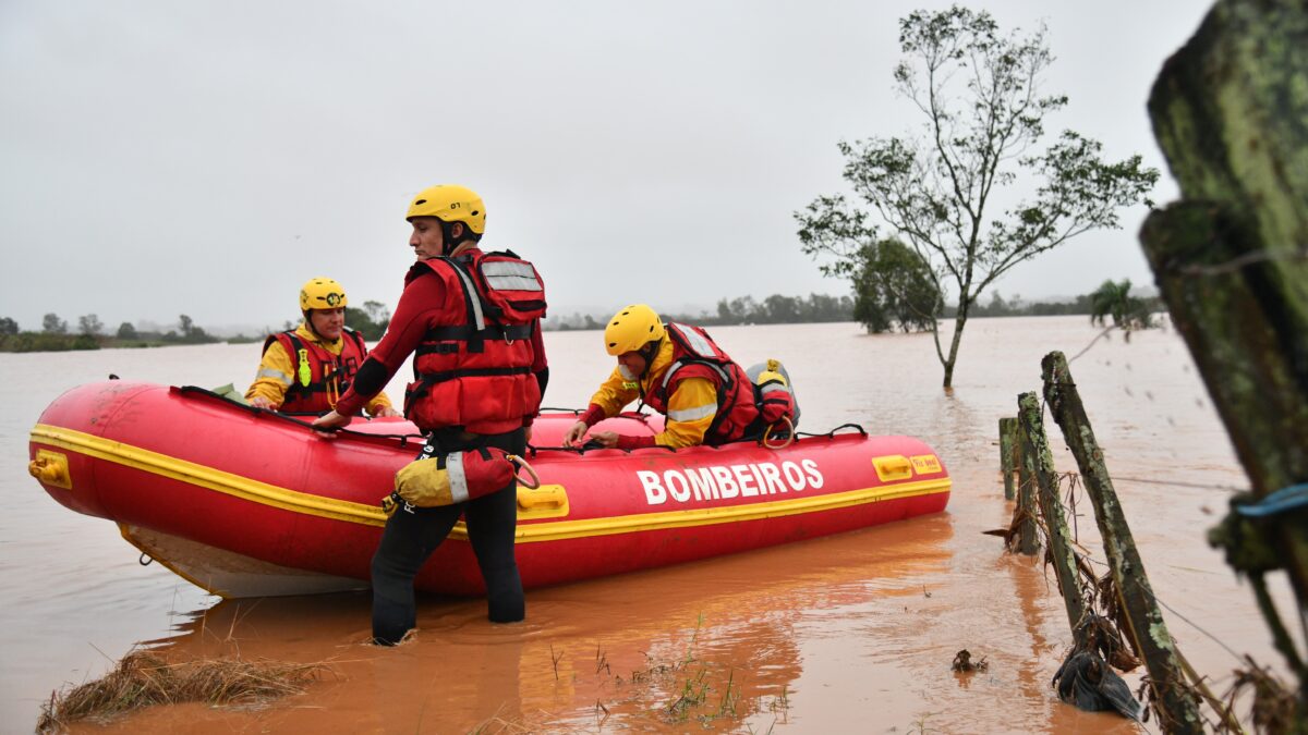 Bombeiros catarinenses resgatam mais de 360 pessoas e 30 animais no Rio Grande do Sul