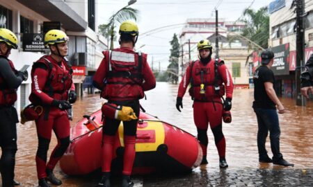 Trabalho incansável dos Bombeiros de Santa Catarina para salvar vidas no Rio Grande do Sul