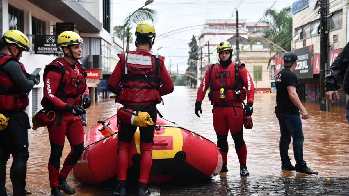 Trabalho incansável dos Bombeiros de Santa Catarina para salvar vidas no Rio Grande do Sul