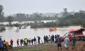 Bombeiros catarinenses se deslocam para a região de Porto Alegre