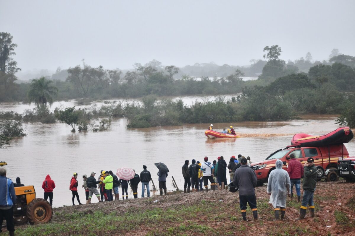 Bombeiros catarinenses se deslocam para a região de Porto Alegre