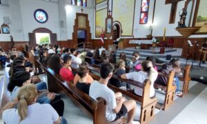 Crismandos participam de encontro na Paróquia São Roque