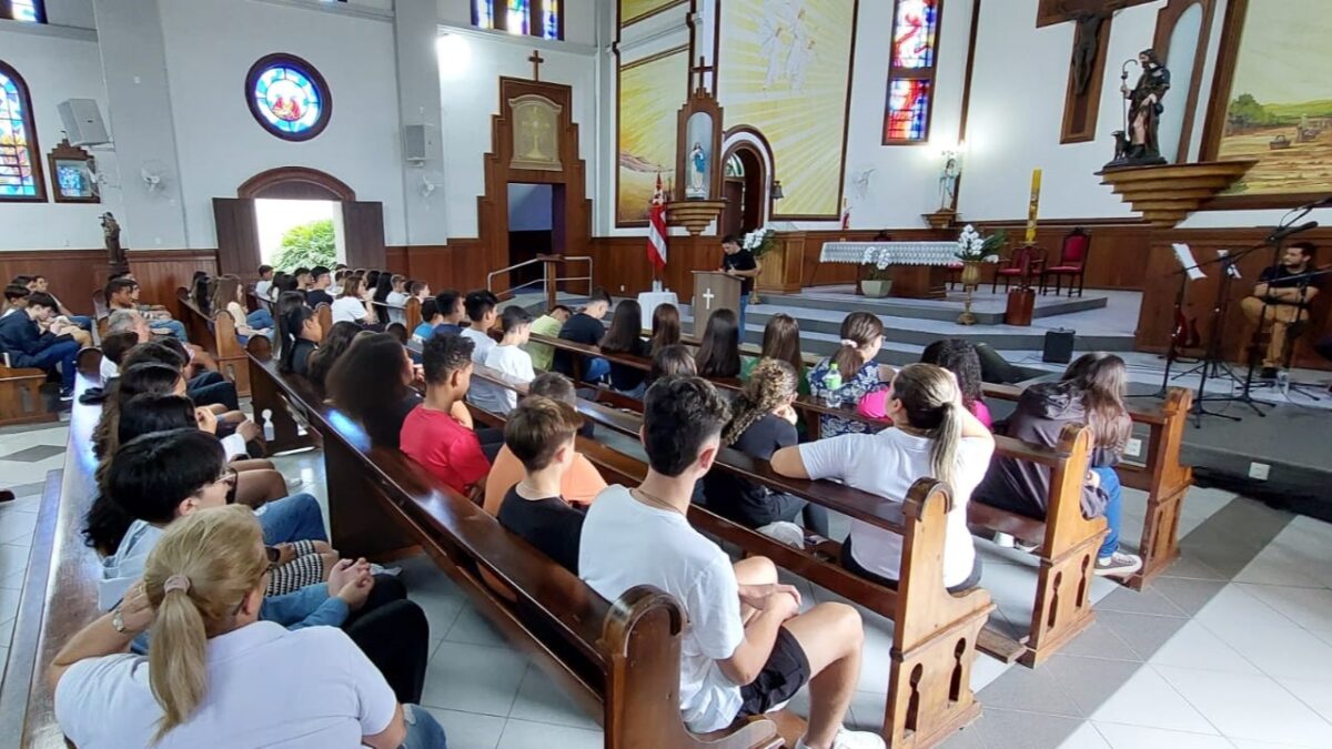 Crismandos participam de encontro na Paróquia São Roque