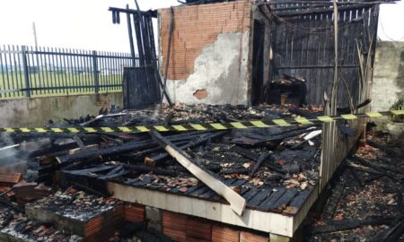 Casa é destruída por incêndio no Bairro Naspolini