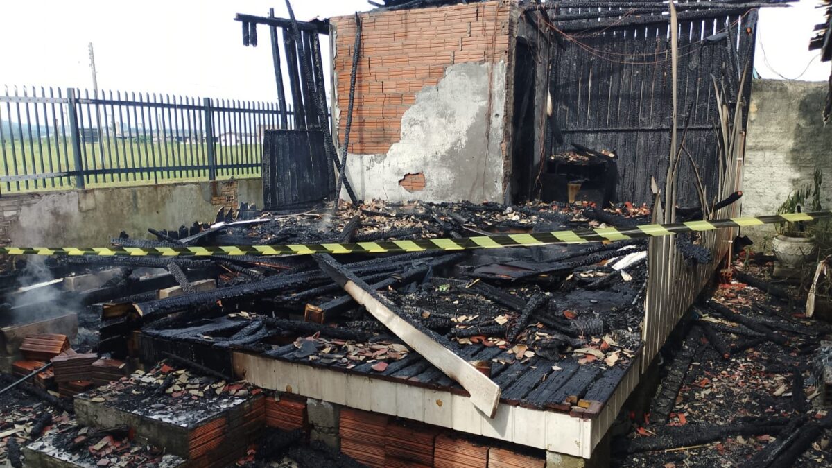 Casa é destruída por incêndio no Bairro Naspolini