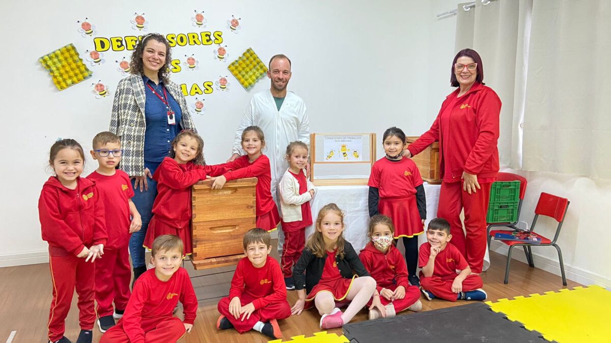 Alunos do Centro Educacional Davi recebem visita de apicultor e aprendem sobre a importância das abelhas