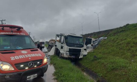 Bombeiros de Morro da Fumaça atendem capotamento na BR-101