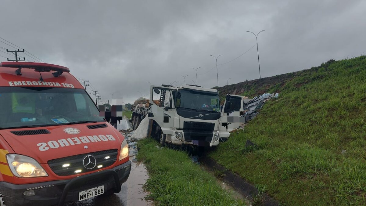 Bombeiros de Morro da Fumaça atendem capotamento na BR-101