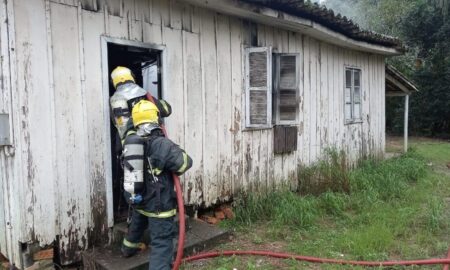 Casa é atingida por incêndio no centro de Morro da Fumaça