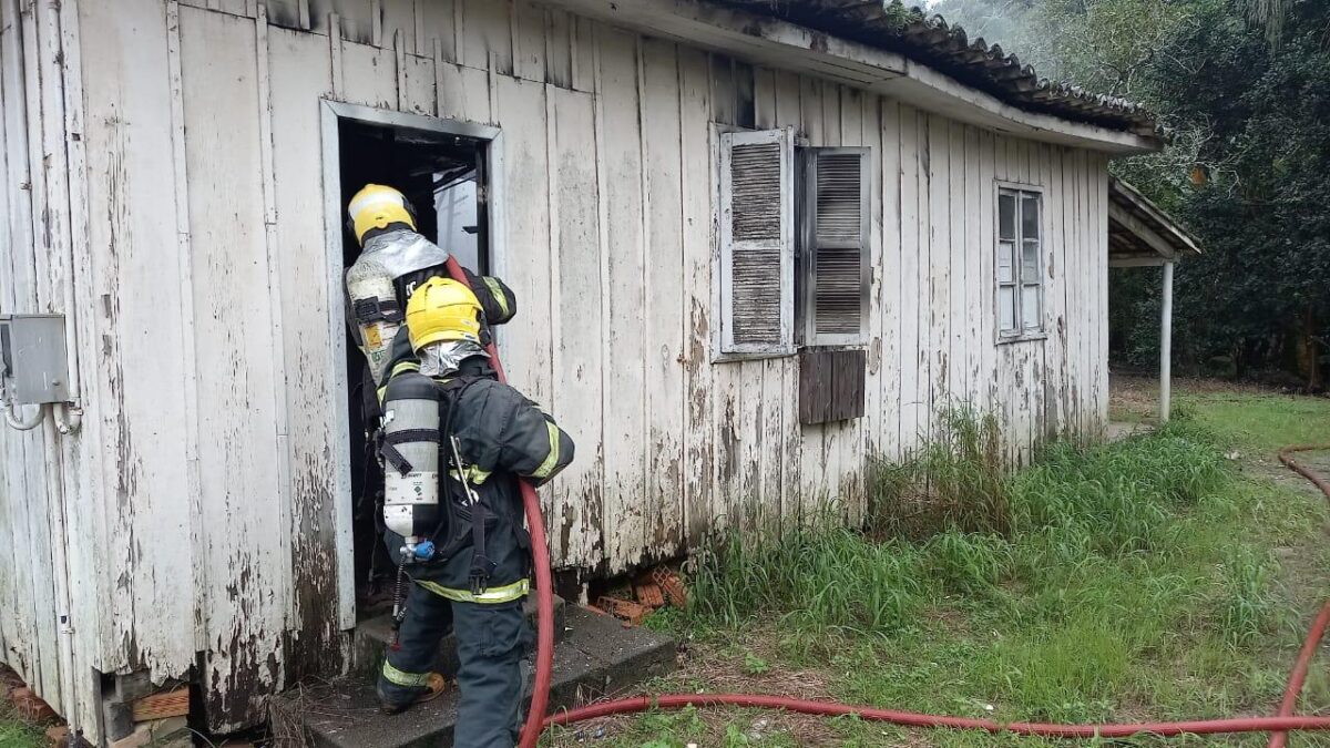 Casa é atingida por incêndio no centro de Morro da Fumaça