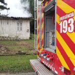 Casa é atingida por incêndio no centro de Morro da Fumaça